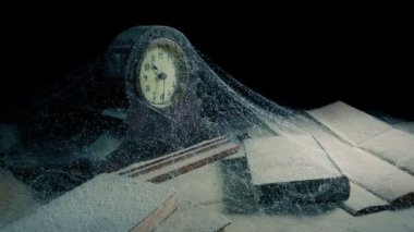 Tozla kaplı saat ve kitaplar ve eski odadaki örümcek ağları