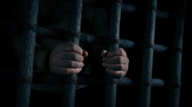 Kirli Eller Karanlıkta Çubukları Tutuyor
