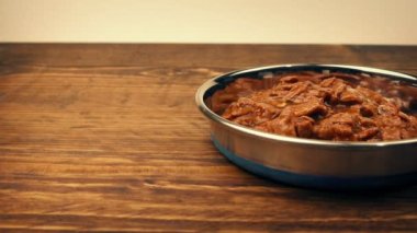 Kedi ya da köpek için bir kase yemek.