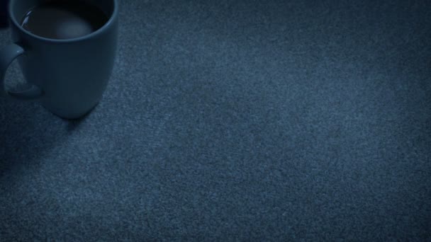 暗い部屋で誤ってノックされたカーペットの上のコーヒー — ストック動画