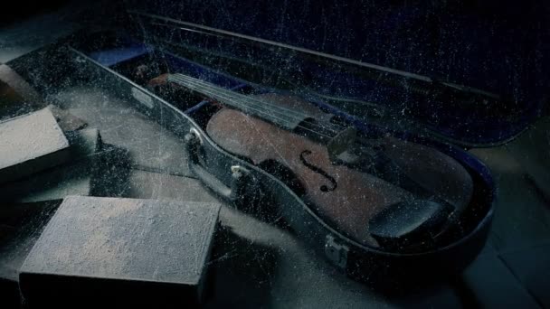 男人从尘土飞扬的桌子上捡起一把旧小提琴 — 图库视频影像