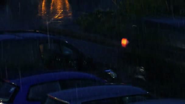폭풍우가 몰아치는 자동차들 지나가는 — 비디오