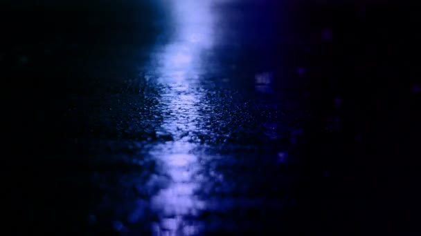 Pioggia Sulla Strada Primo Piano Nelle Luci Della Città — Video Stock