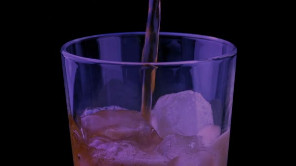 Cola Derrama Sobre Cubos Gelo Festa — Vídeo de Stock