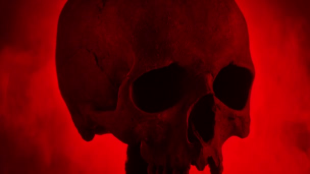 Cráneo Con Humo Rojo Corriendo Alrededor — Vídeo de stock