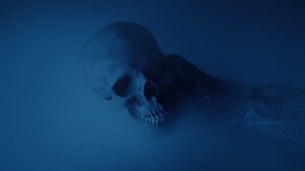 装甲手工幻想场景在烟雾中起头的骷髅 — 图库视频影像