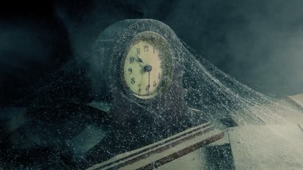 屋根裏部屋の古い時計の周りの塵の渦巻き — ストック動画