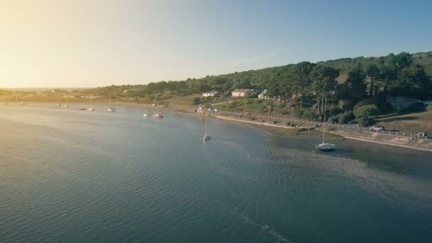 Mit Häusern Und Booten Sonnenlicht Über Die Küste Fliegen — Stockvideo
