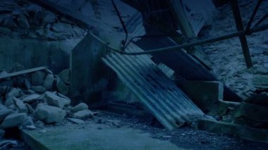 Karanlıktaki Eski Hasarlı Bina 'da Yükseliyor