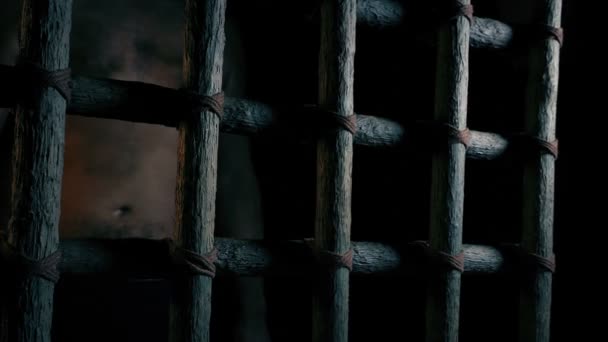 Uomo Tiene Barre Nella Prigione Primitiva Bagliore Fuoco — Video Stock