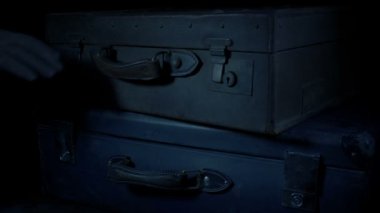 Valizler karanlık kompartımandan alınır.