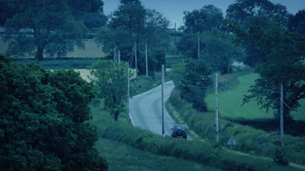 暖かい夏の夜の農村道路上の車 — ストック動画