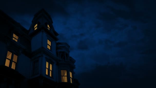 Blitz Schlägt Mit Eingeschaltetem Licht Über Gotische Villa Ein — Stockvideo