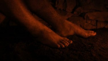 Ortaçağ 'da Şömine Işığında Oturan Adam