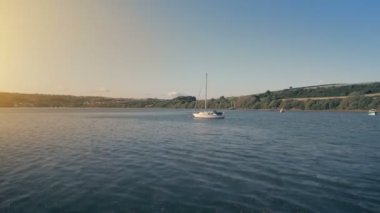 Yat Güneşte Parlıyor