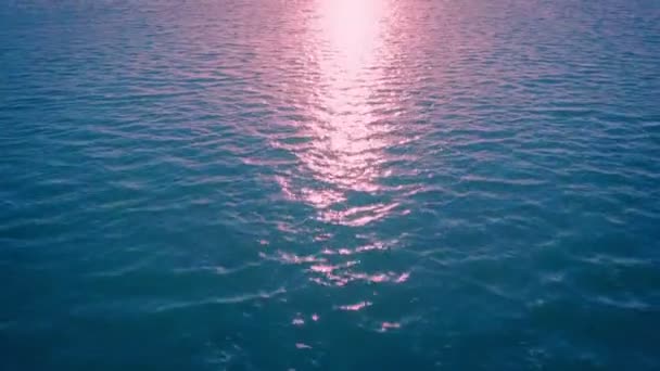 日出时分飞越海洋 — 图库视频影像