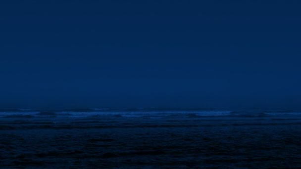 夜晚在海洋上摇曳 — 图库视频影像