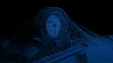 Gece Örümcek Ağı Altında Eski Saat