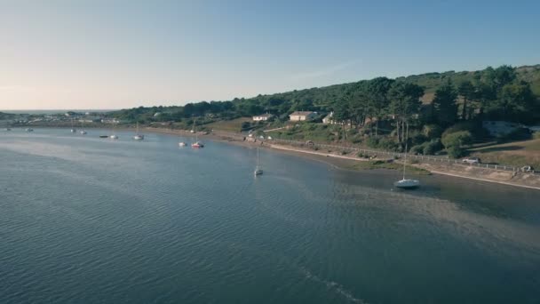 ボートや家のある河口の夏の風景 — ストック動画