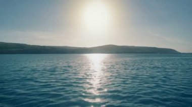 Parlak Güneş 'le Deniz' in Üzerinde Uçmak