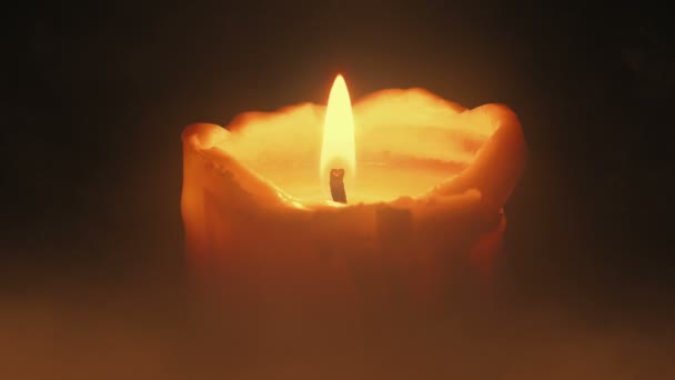 Große Kerze Brennt Nebliger Dunkelheit — Stockvideo