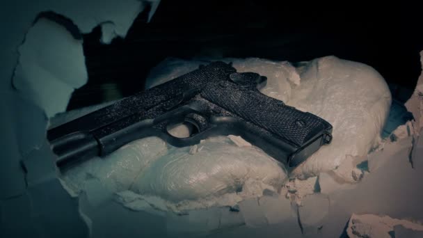 Brottsplats Kamera Blinkar Pistol Och Droger Påsar — Stockvideo