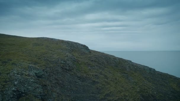 从悬崖上站起来眺望大海 — 图库视频影像