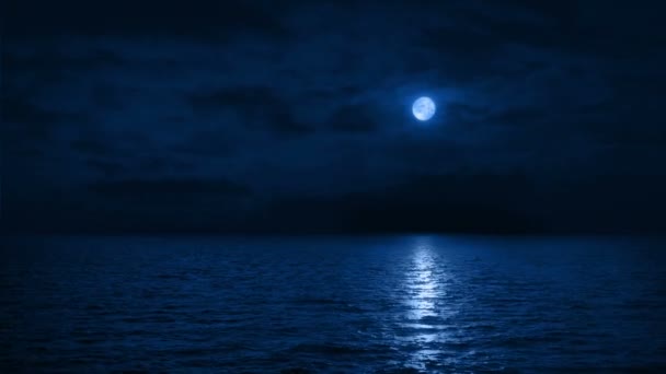 Ταξιδεύοντας Πάνω Από Θάλασσα Νύχτα Φεγγάρι Αντανακλά — Αρχείο Βίντεο