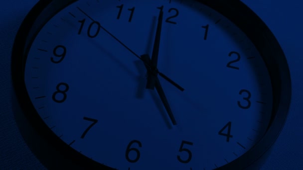 Relógio Rosto Escuro Closeup — Vídeo de Stock