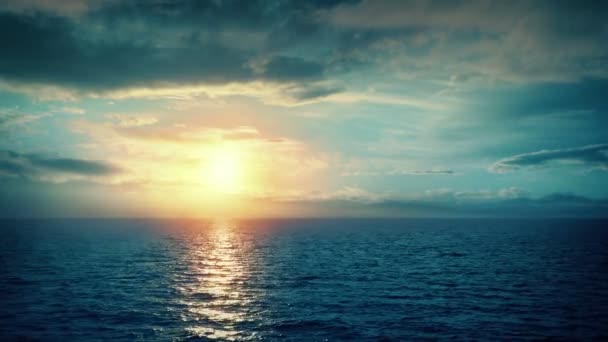 Gün Doğumunda Denizin Üzerinde Yelken Açmak — Stok video