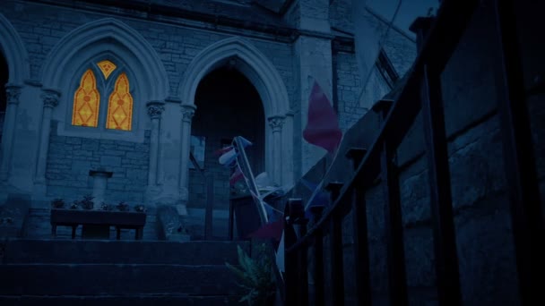 Frente Iglesia Con Ventana Iluminada Por Noche — Vídeos de Stock