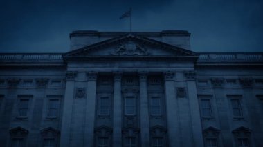 Buckingham Sarayı 'nın ışıkları akşamları yanıp sönüyor.