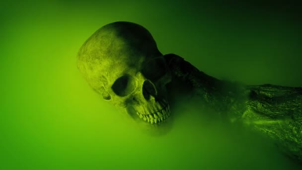 用装甲手在绿雾中捡到的骷髅 — 图库视频影像