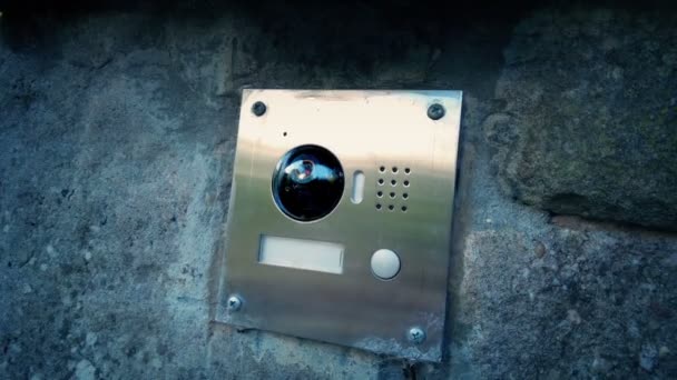 Ενδοεπικοινωνία Κάμερα Στο Μπροστινό Τοίχο Του Ακινήτου — Αρχείο Βίντεο
