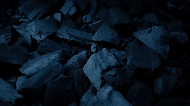 焦炭堆在黑暗中 — 图库视频影像