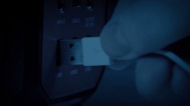 USB Kablo Eklendi ya da Karanlık Oda 'da Çıkarıldı