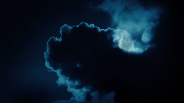 Φεγγάρι Κρανίο Βγαίνει Από Πίσω Από Σκοτεινά Σύννεφα — Αρχείο Βίντεο