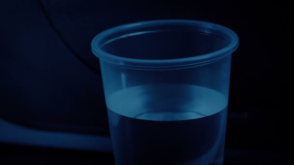 Getaran Membuat Ripples Cup Water Closeup — Stok Video