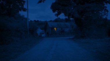 Şafakta Çiftlik Binasına Uçmak