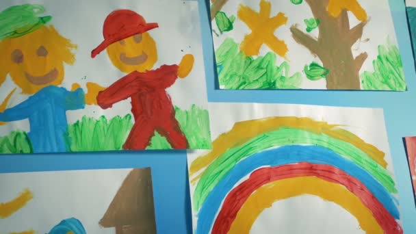 Barnens Målningar Väggen Flytta Skott — Stockvideo