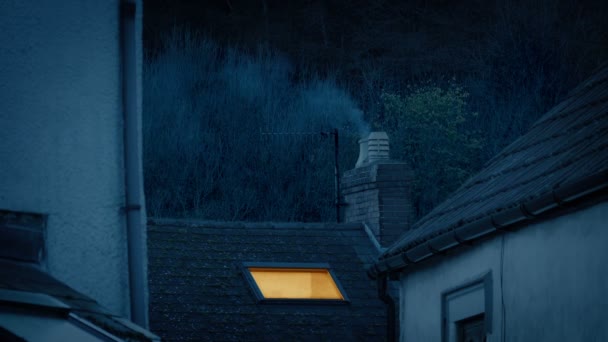 Huizen Met Licht Aan Rokende Schoorsteen — Stockvideo