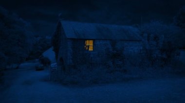 Uçup giden bir çiftlikti Gece vurularak