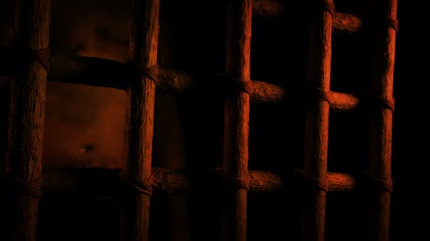 Κρατούμενος Πλησιάζει Κάγκελα Και Κρατάει Στο Φως Της Φωτιάς — Αρχείο Βίντεο