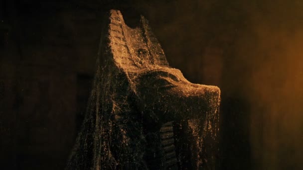 在蜘蛛网和灰尘中的夕阳西下墓碑上的埃及雕像 — 图库视频影像