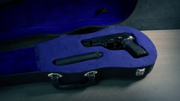 带枪炮和消声器的定制小提琴盒 — 图库视频影像