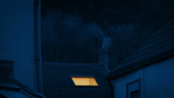 Licht Aan Huis Met Roken Schoorsteen Village Scene — Stockvideo