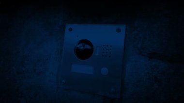 İç haberleşme ışıkları gece duvarda yanar