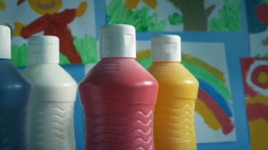 Birinci sınıfların taşınma odasındaki boya şişeleri.