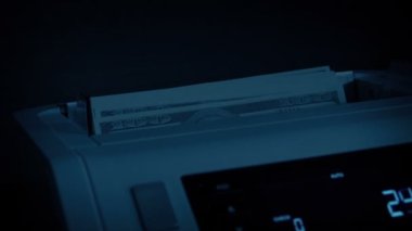 Karanlık Odada Para Sayacı Kullanılıyor