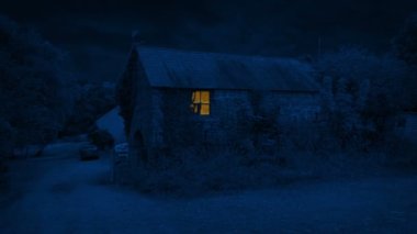 Uçup giden bir çiftlikti Gece vurularak